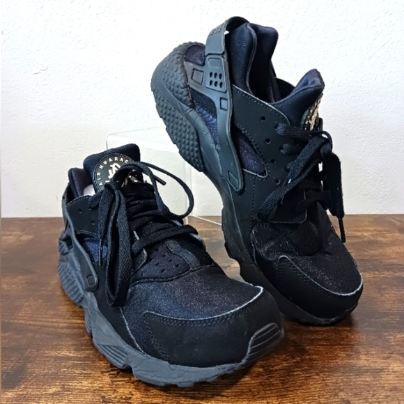 Shoes - Nike Black Air Huarache Size 8.5